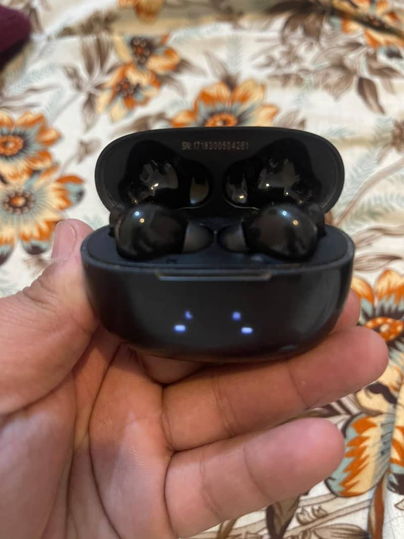 Dany earpods 10/10 condition digital display - Earphones - 1120907683