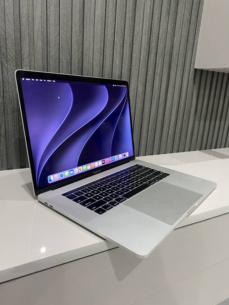 Apple Macbook Pro 2017 15” Display 1