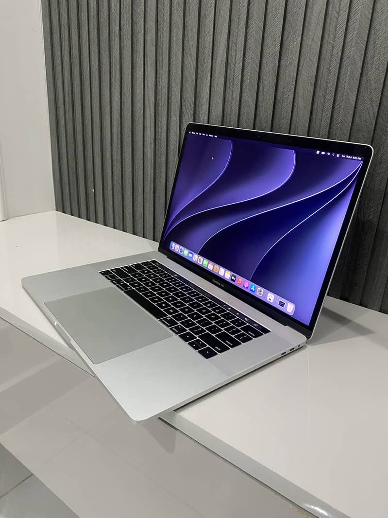 Apple Macbook Pro 2017 15” Display 2