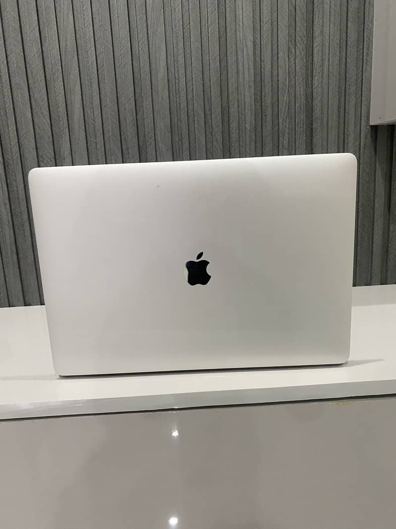 Apple Macbook Pro 2017 15” Display 4