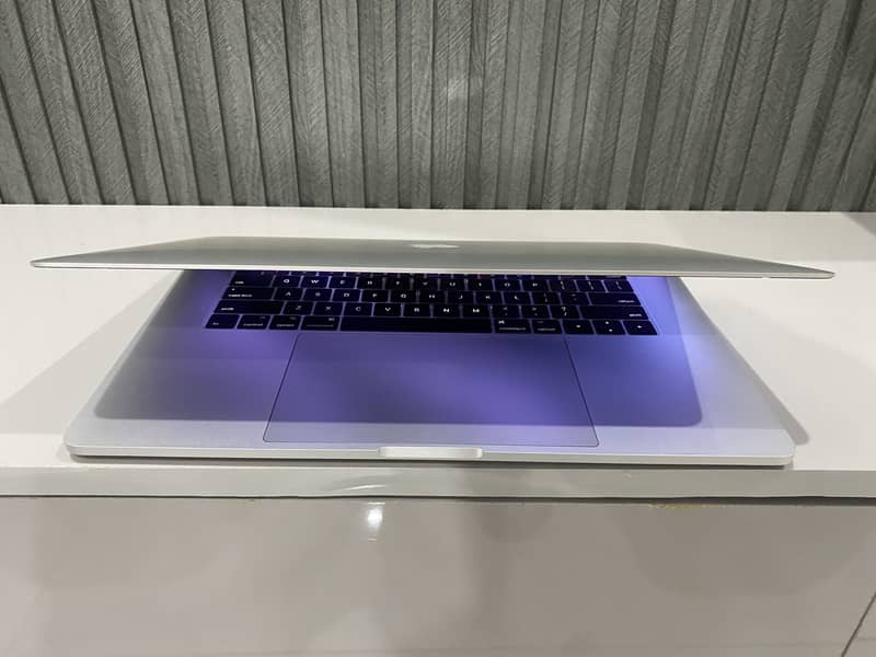 Apple Macbook Pro 2017 15” Display 6