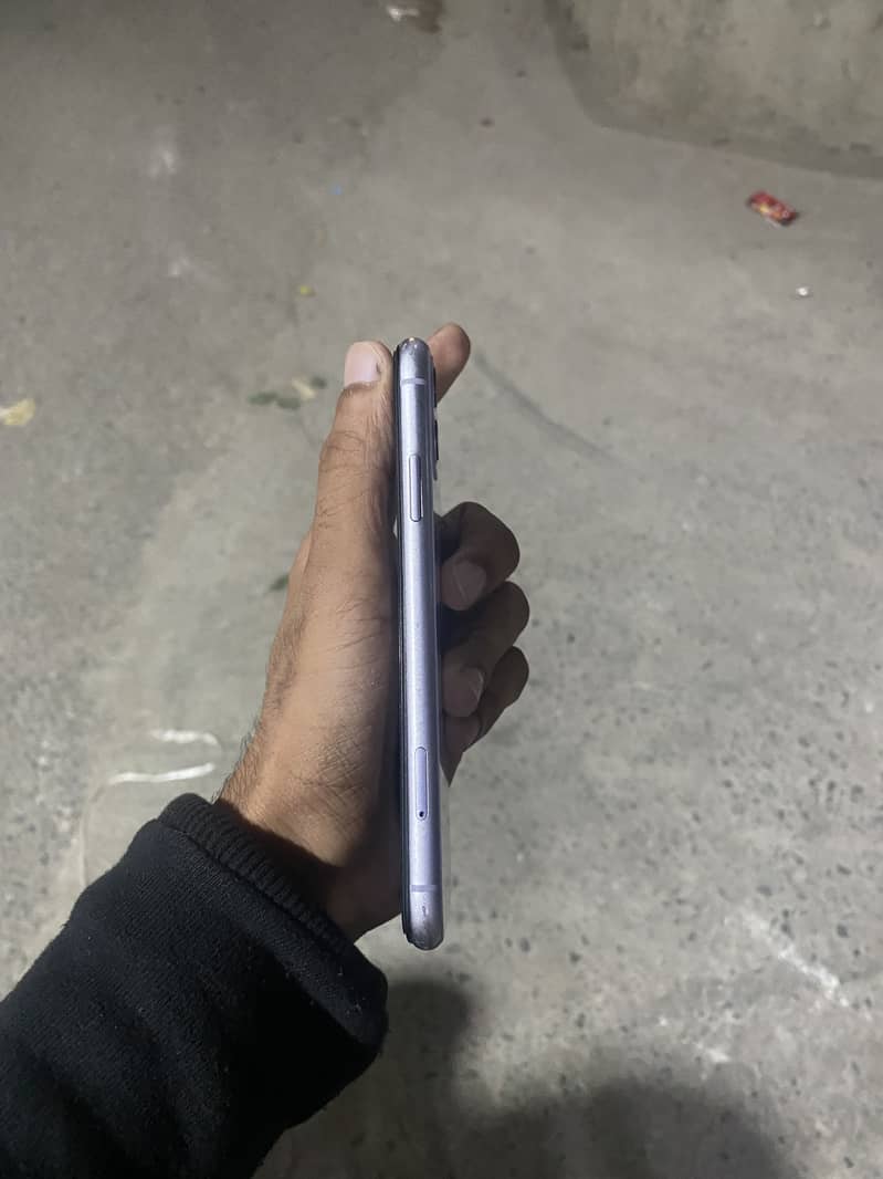 Apple iPhone 11 4