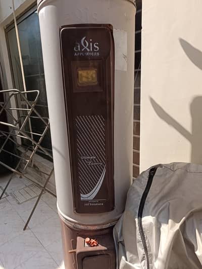 Axis Full size Geyser tank minor leak