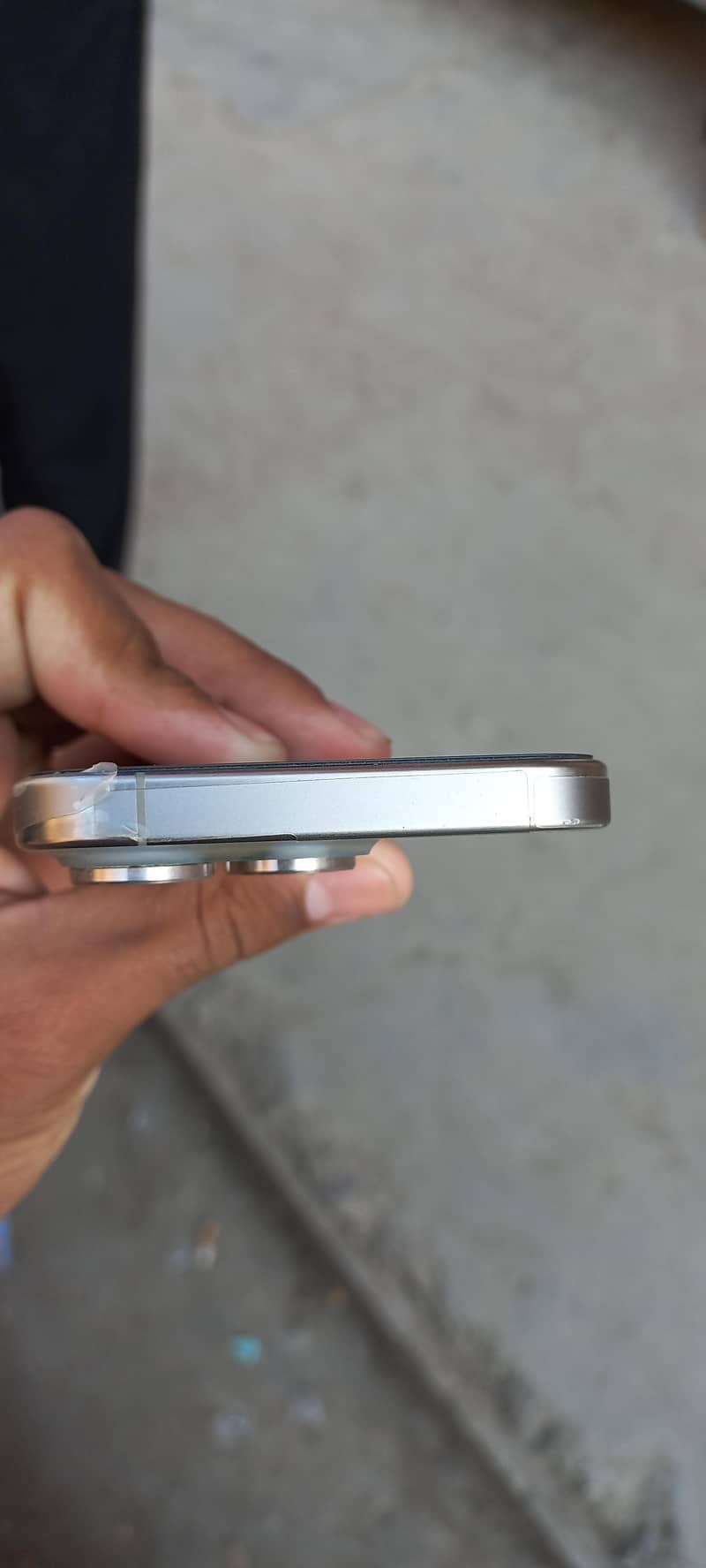Apple iPhone 15 Pro 4