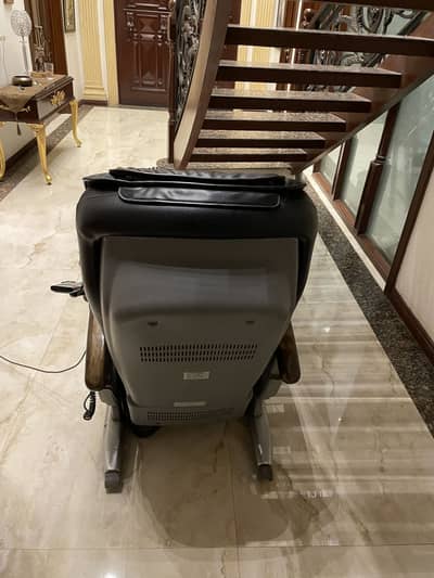 Full body massage chair