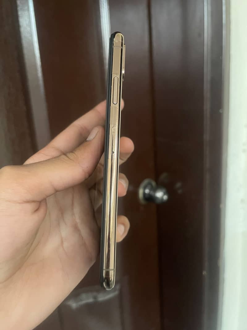 Apple iPhone XS Max 7