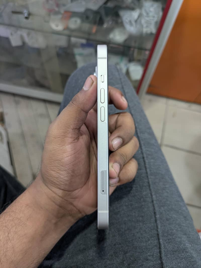 Apple iPhone 14 4