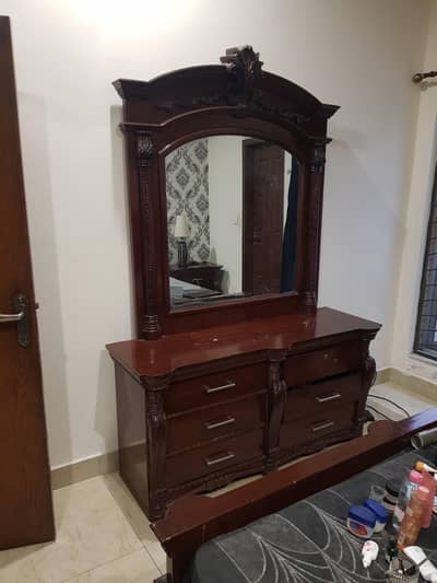 Complete bed set in good condition reasonable price ,Negotibale