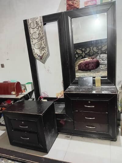 Showchase with Two side Tables