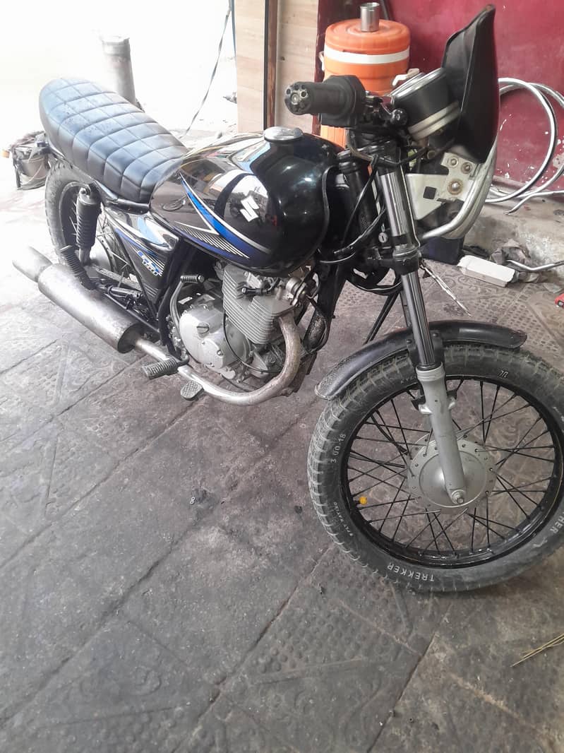 Suzuki GS150 1