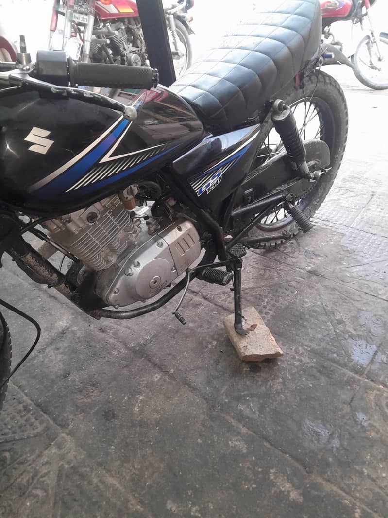 Suzuki GS150 6