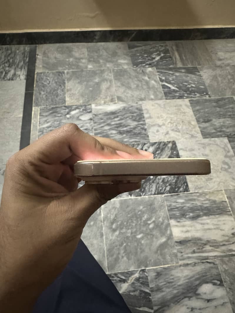 Apple iPhone 16 Pro Max 2