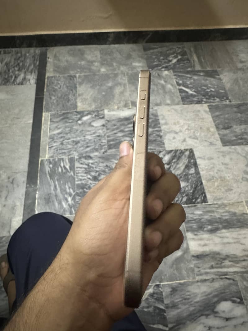 Apple iPhone 16 Pro Max 4