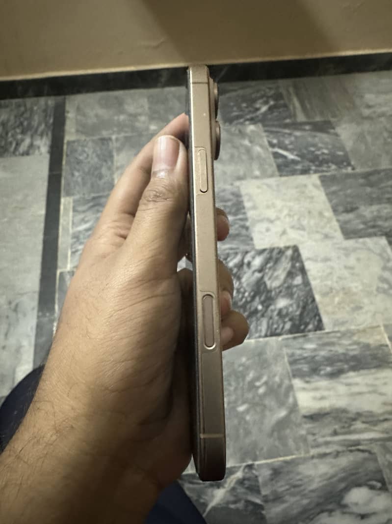 Apple iPhone 16 Pro Max 6