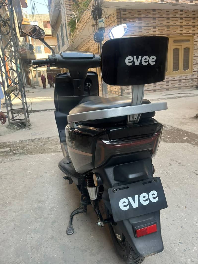 evee scooty 1