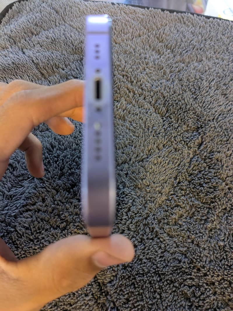 Apple iPhone 12 4