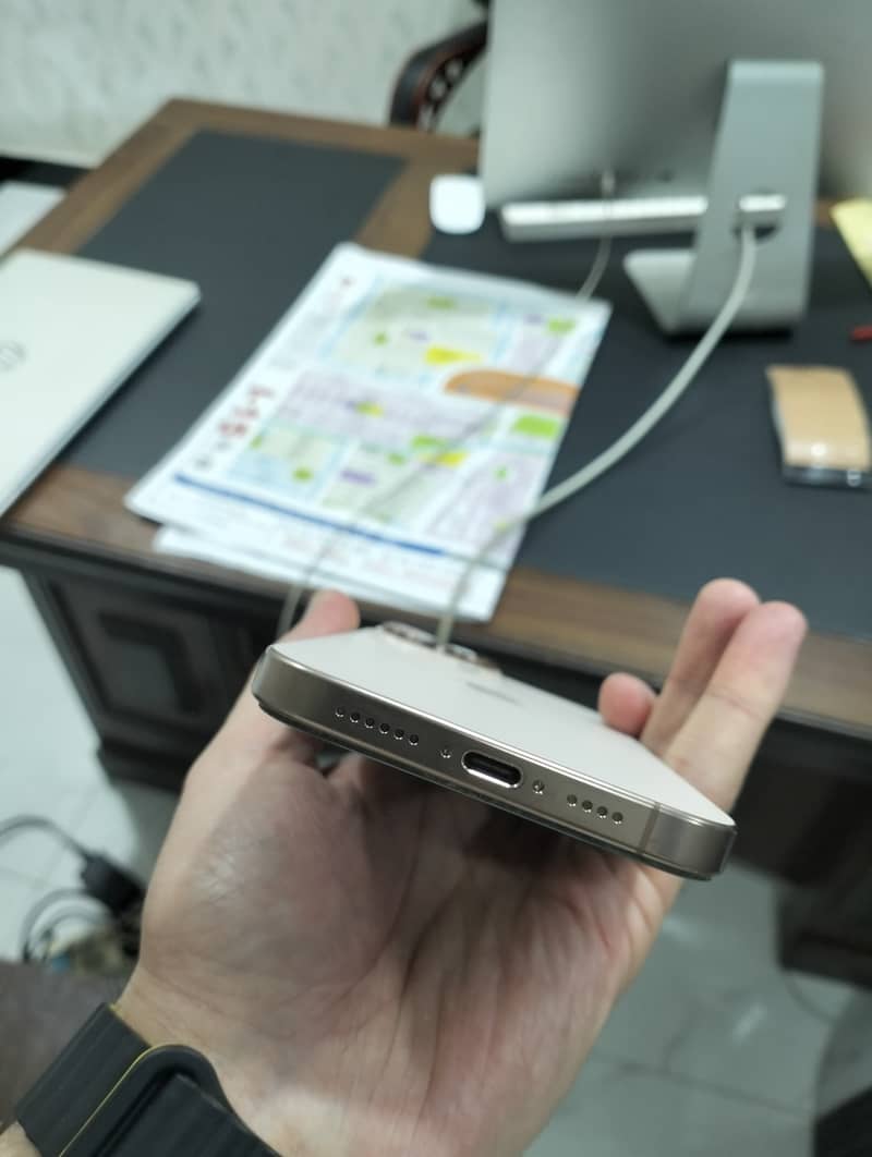 Apple iPhone 16 Pro Max 1