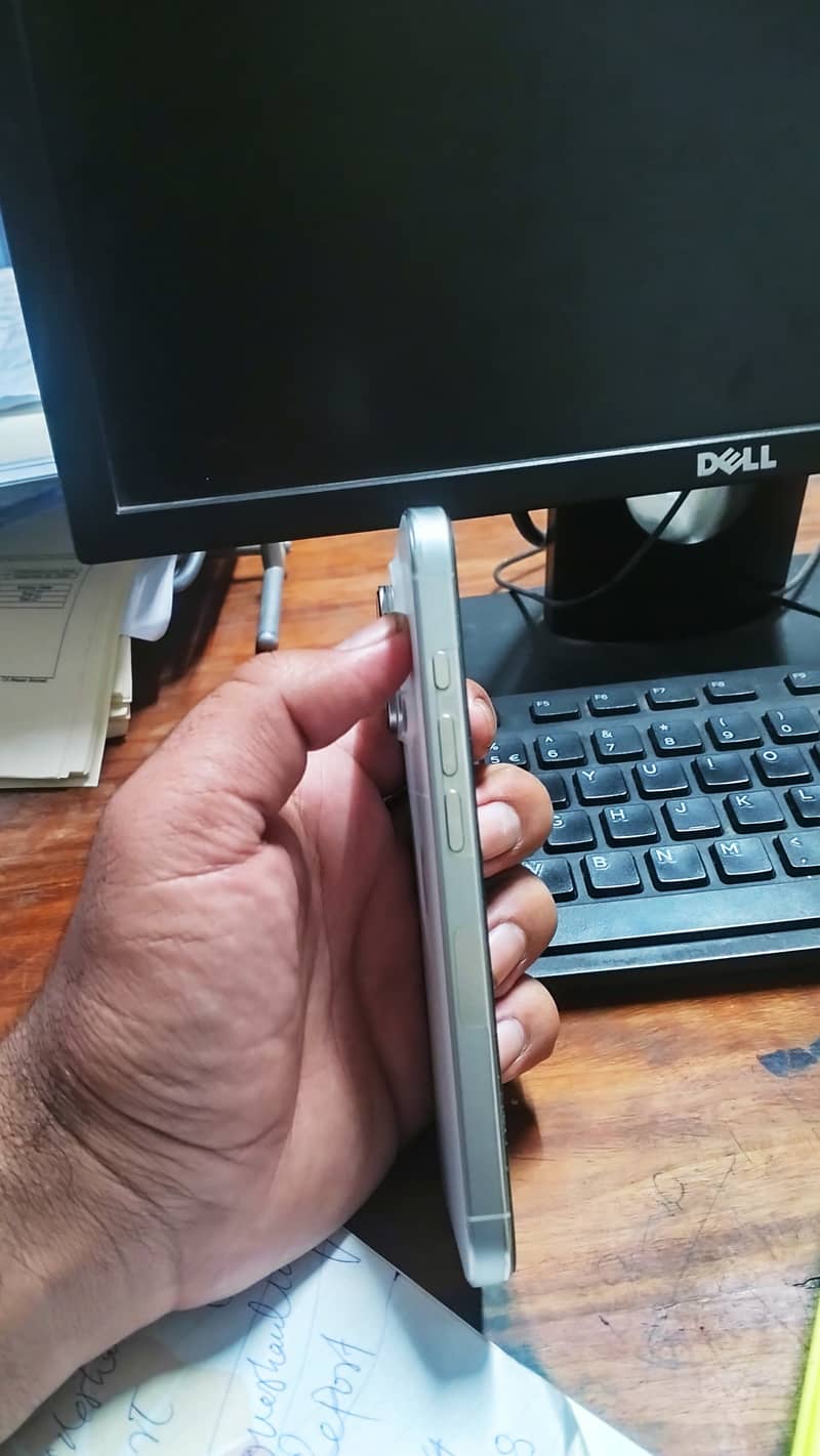 Apple iPhone 16 Pro 1