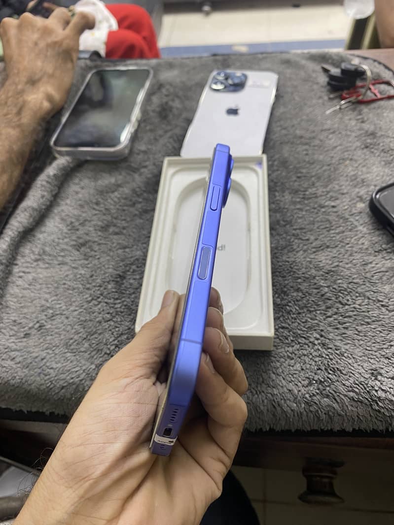 Apple iPhone 16 4
