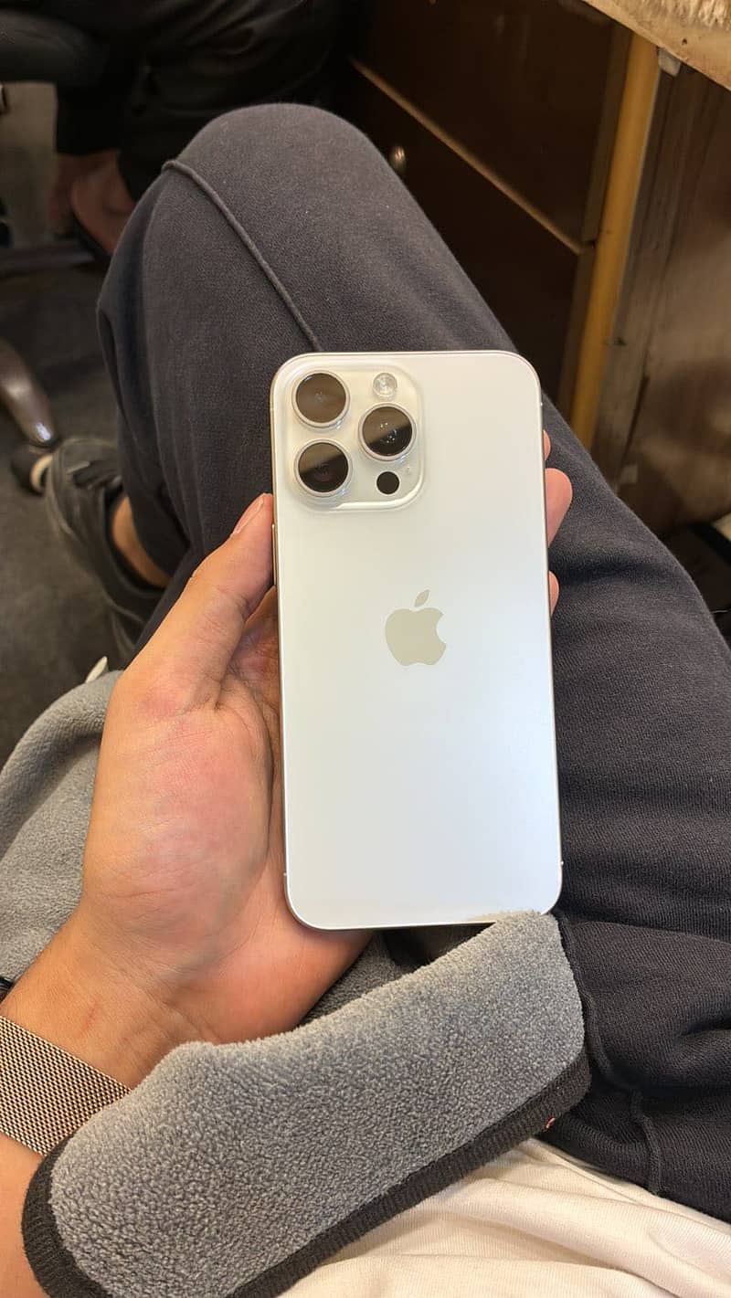 Apple iPhone 15 Pro Max 0