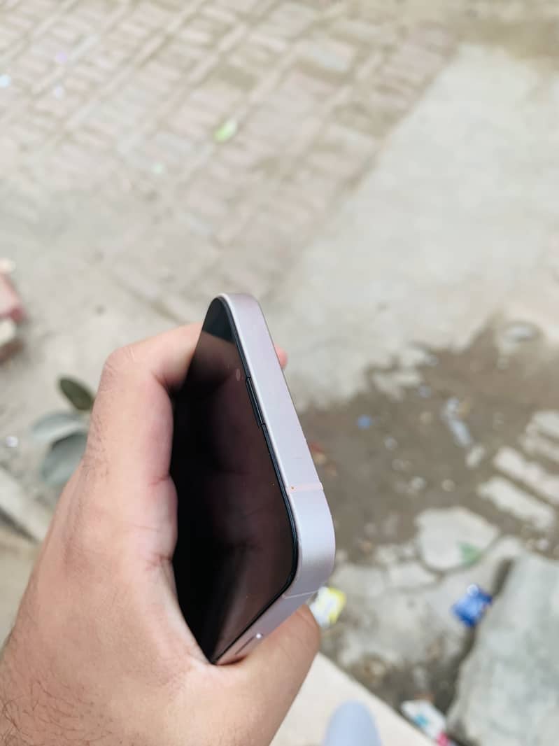 Apple iPhone 13 4