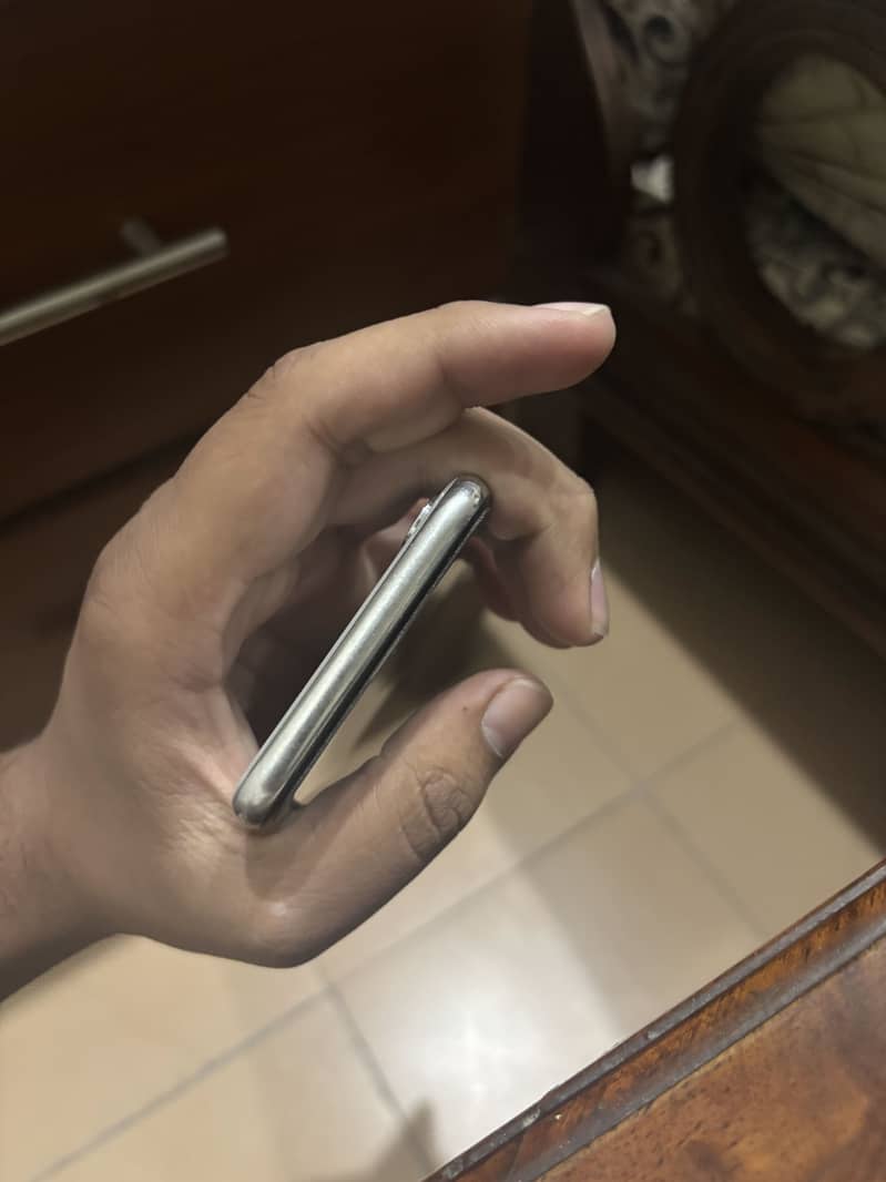 Apple iPhone X 4
