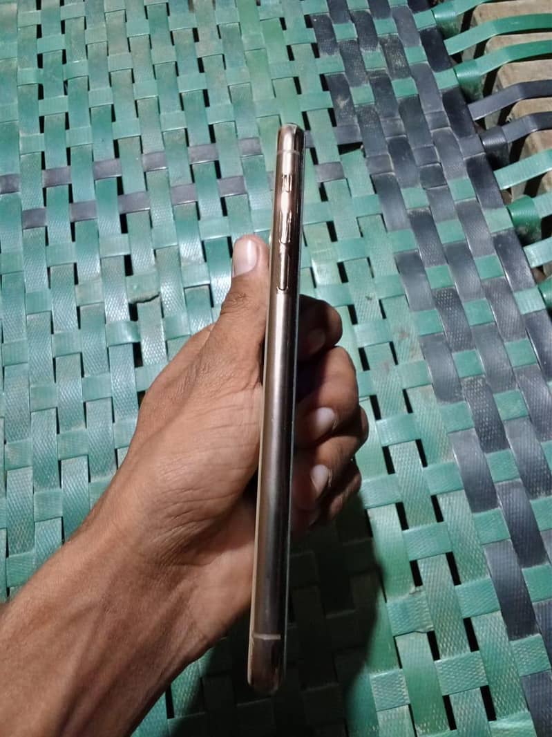 Apple iPhone 11 Pro Max 4