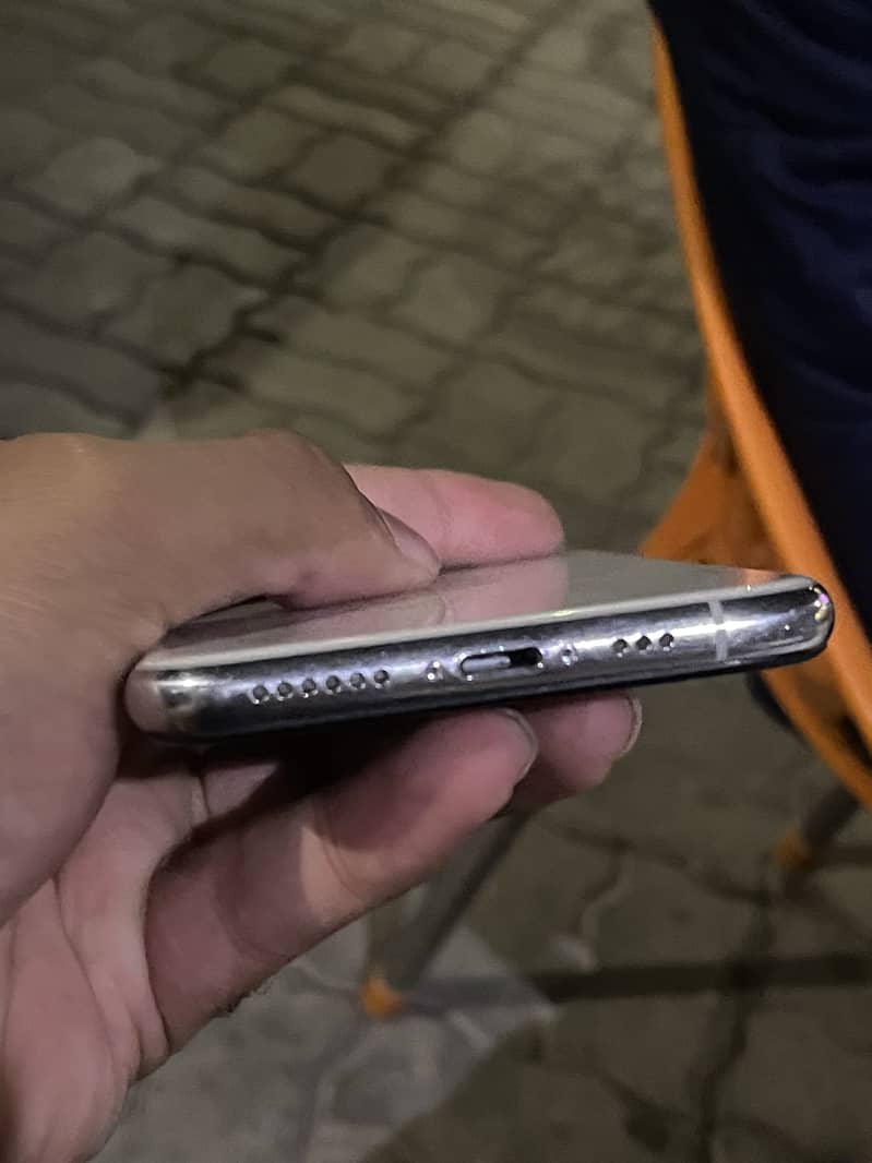 Apple iPhone XS 3