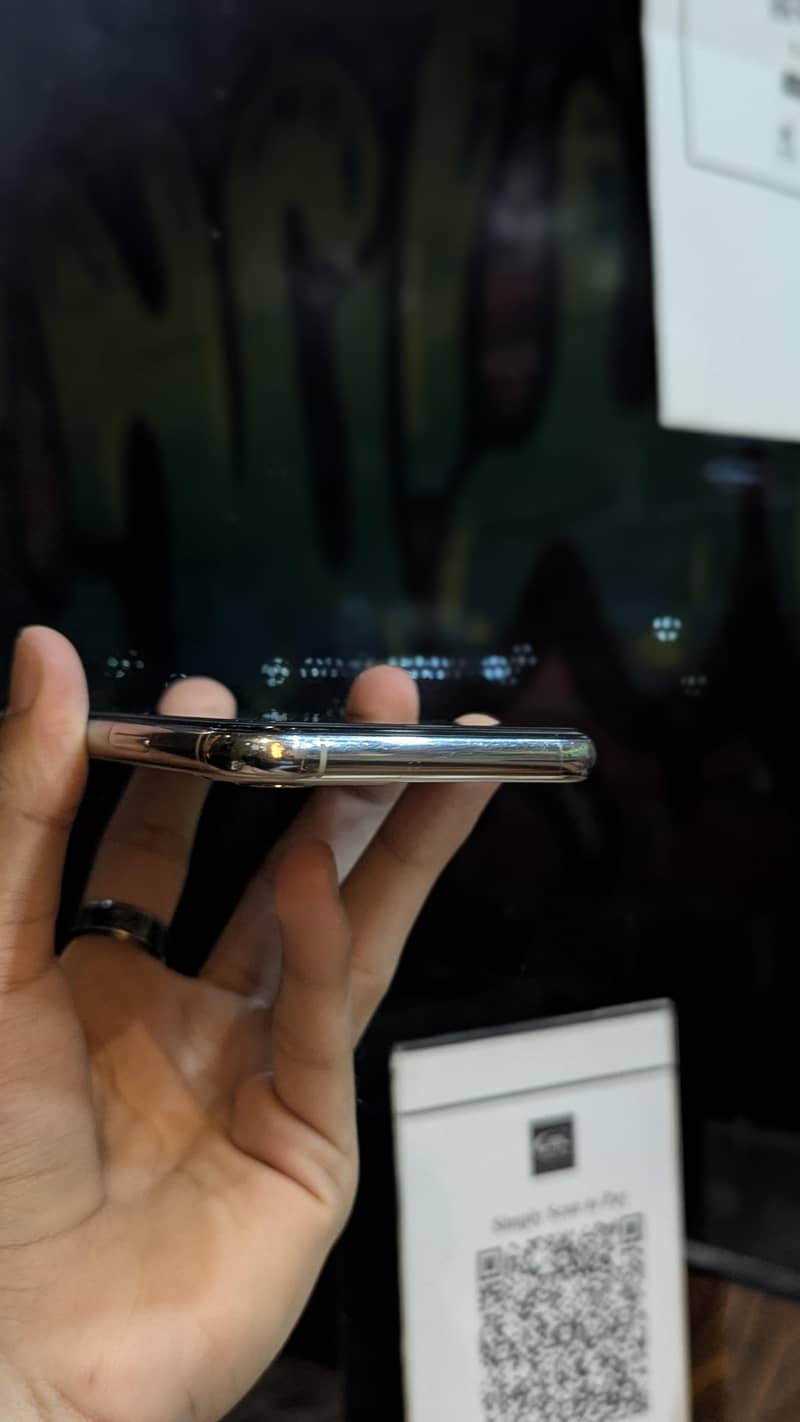 Apple iPhone 11 Pro Sim glitch 2
