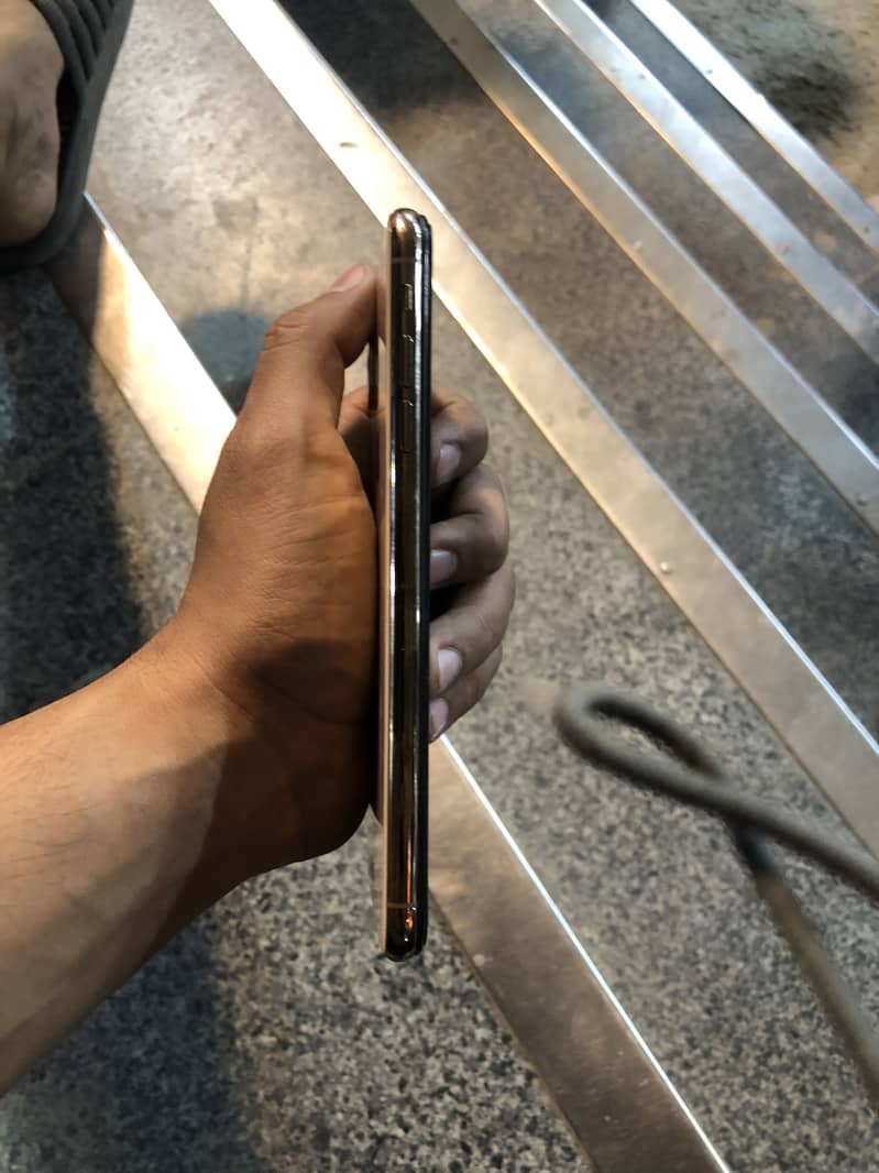 Apple iPhone XS Max 1