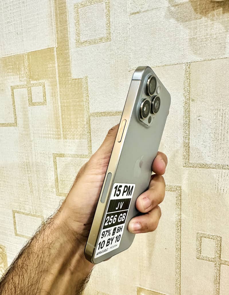 Apple iPhone 15 Pro Max 2