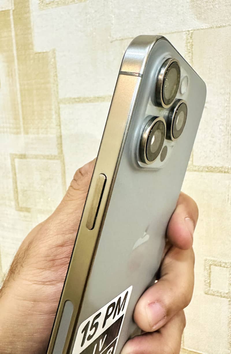 Apple iPhone 15 Pro Max 4