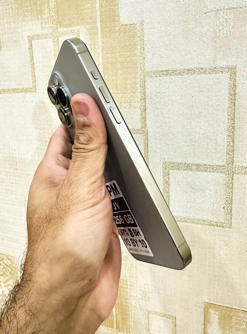 Apple iPhone 15 Pro Max 5