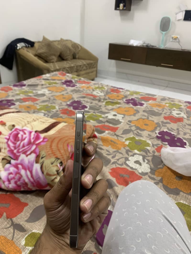 Apple iPhone 15 Pro Max 2