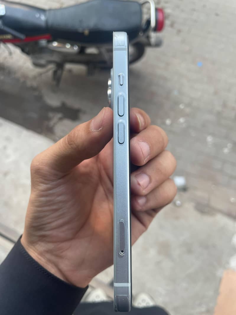 Apple iPhone 15 4