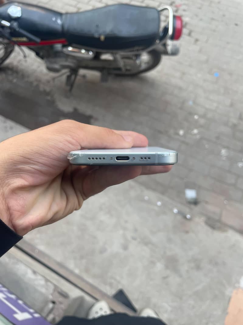 Apple iPhone 15 5