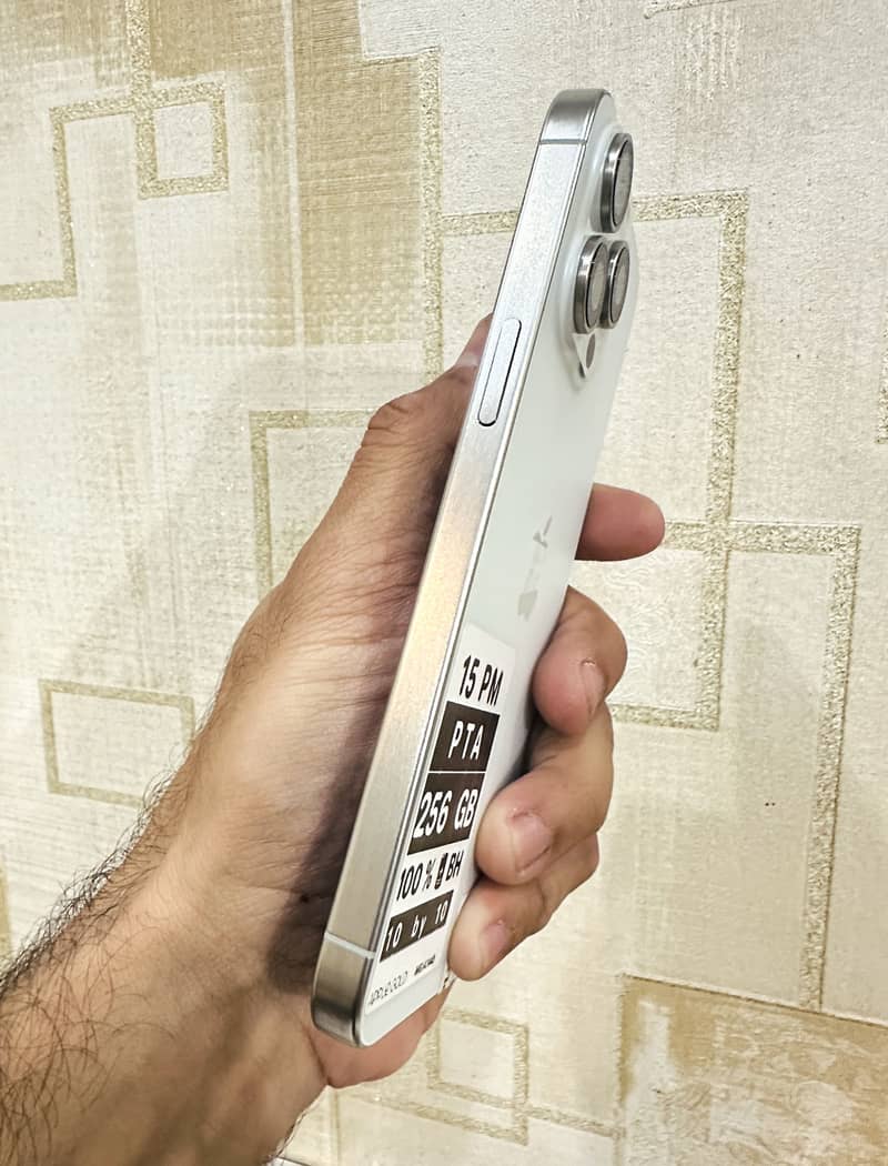 Apple iPhone 15 Pro Max 3