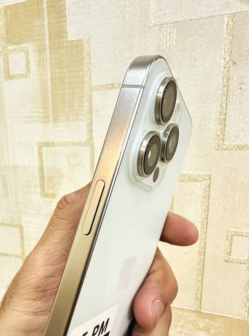 Apple iPhone 15 Pro Max 4