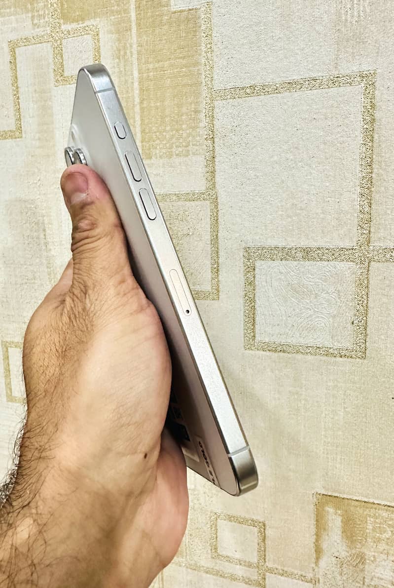 Apple iPhone 15 Pro Max 6