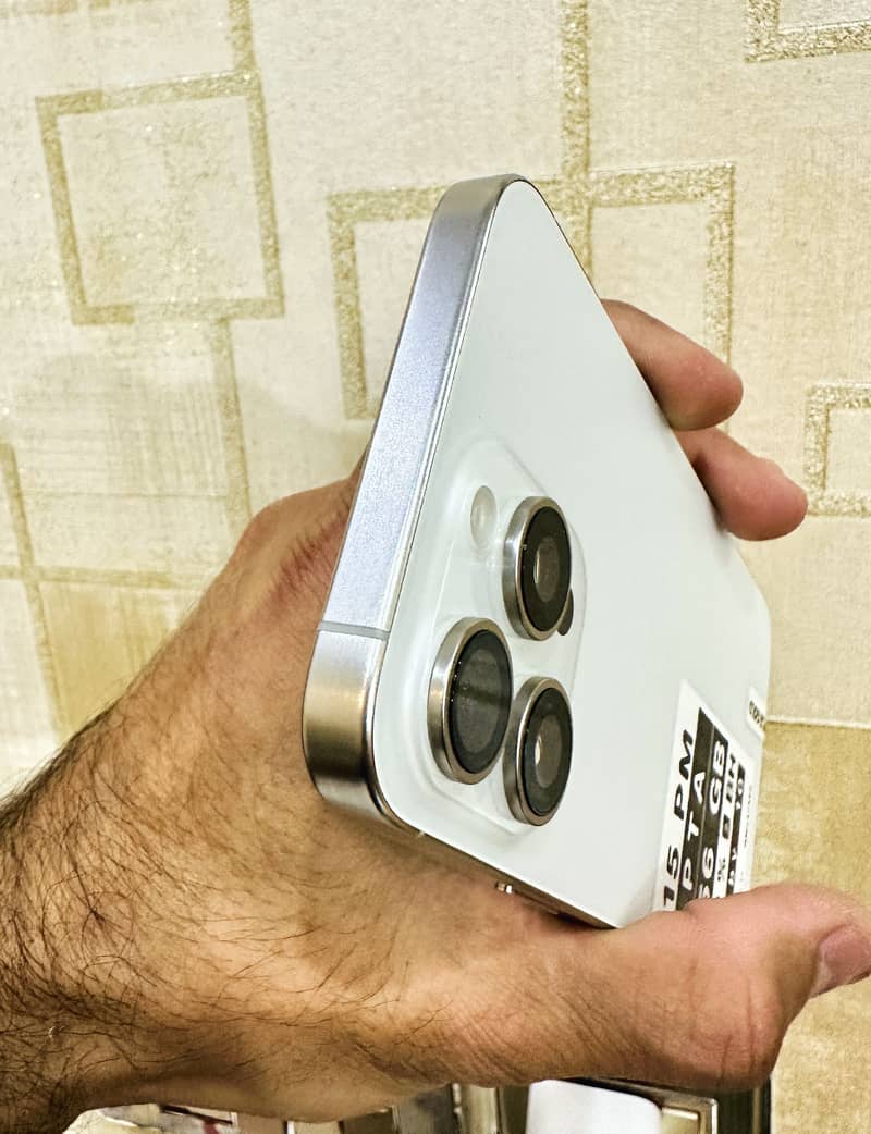 Apple iPhone 15 Pro Max 9