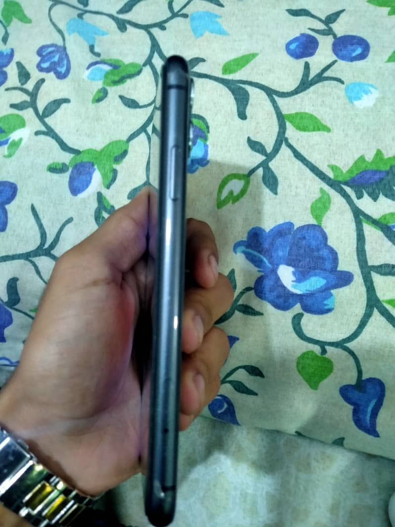 Apple iPhone 11 4