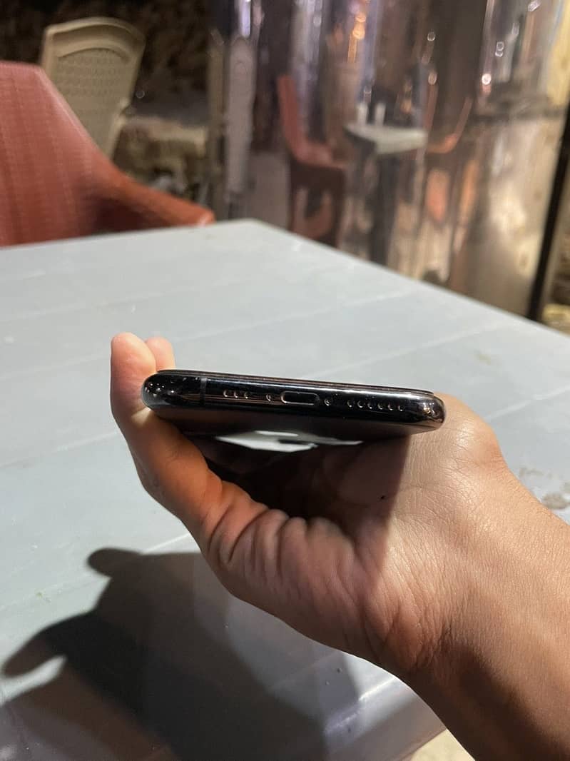 Apple iPhone 11 Pro 4