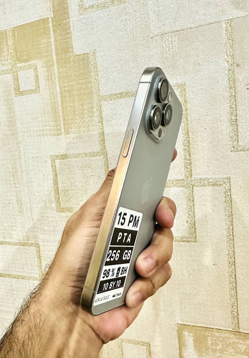 Apple iPhone 15 Pro Max 3