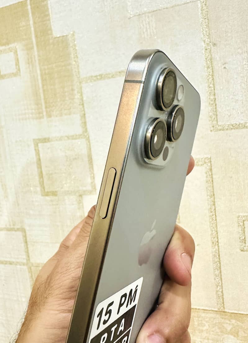 Apple iPhone 15 Pro Max 4