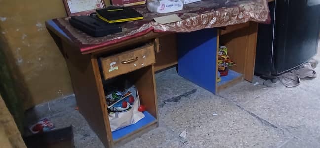 Table with moveable Drawers