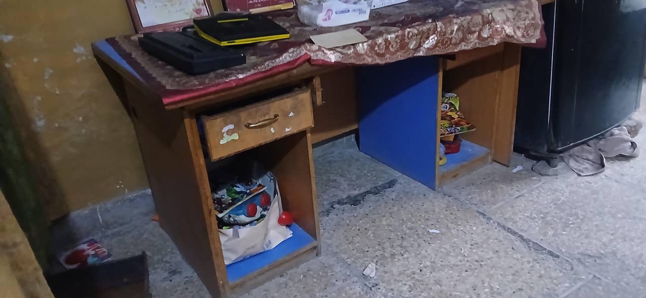 Table with moveable Drawers 0