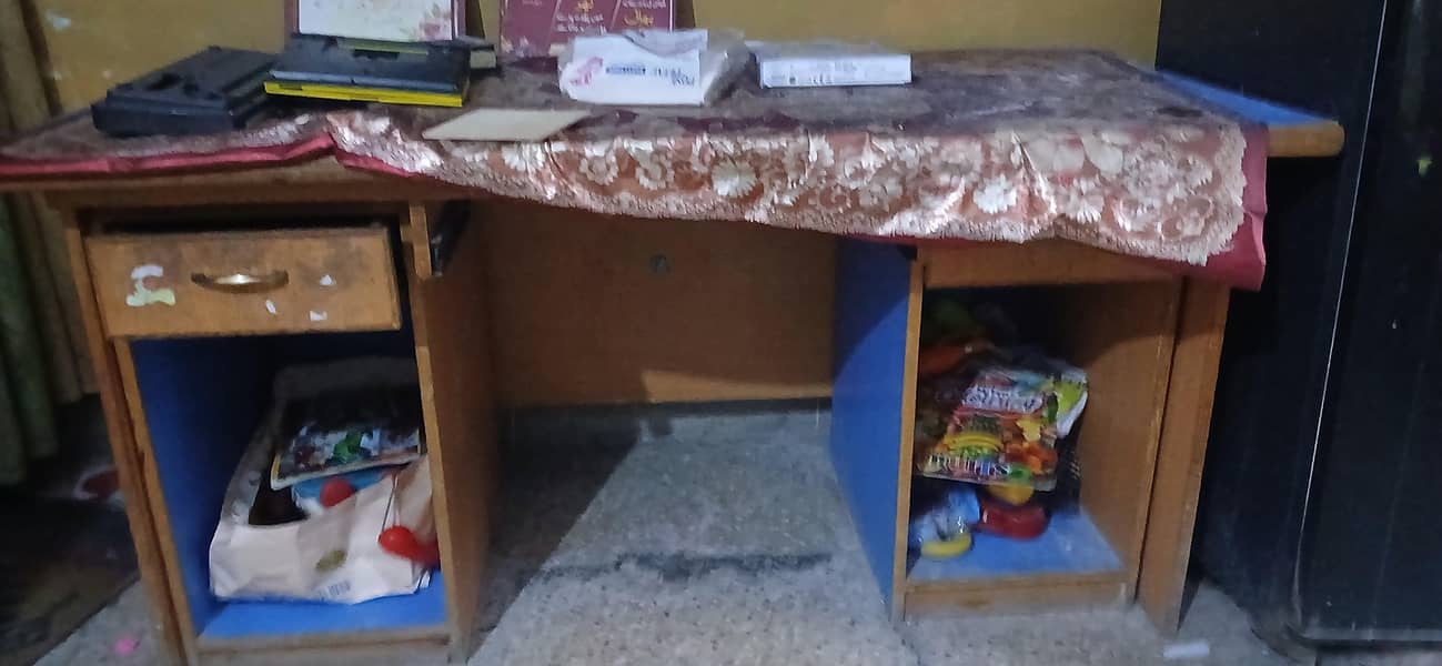 Table with moveable Drawers 1