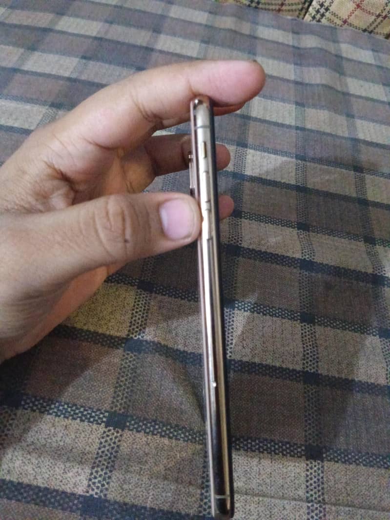 Apple iPhone XS Max 3
