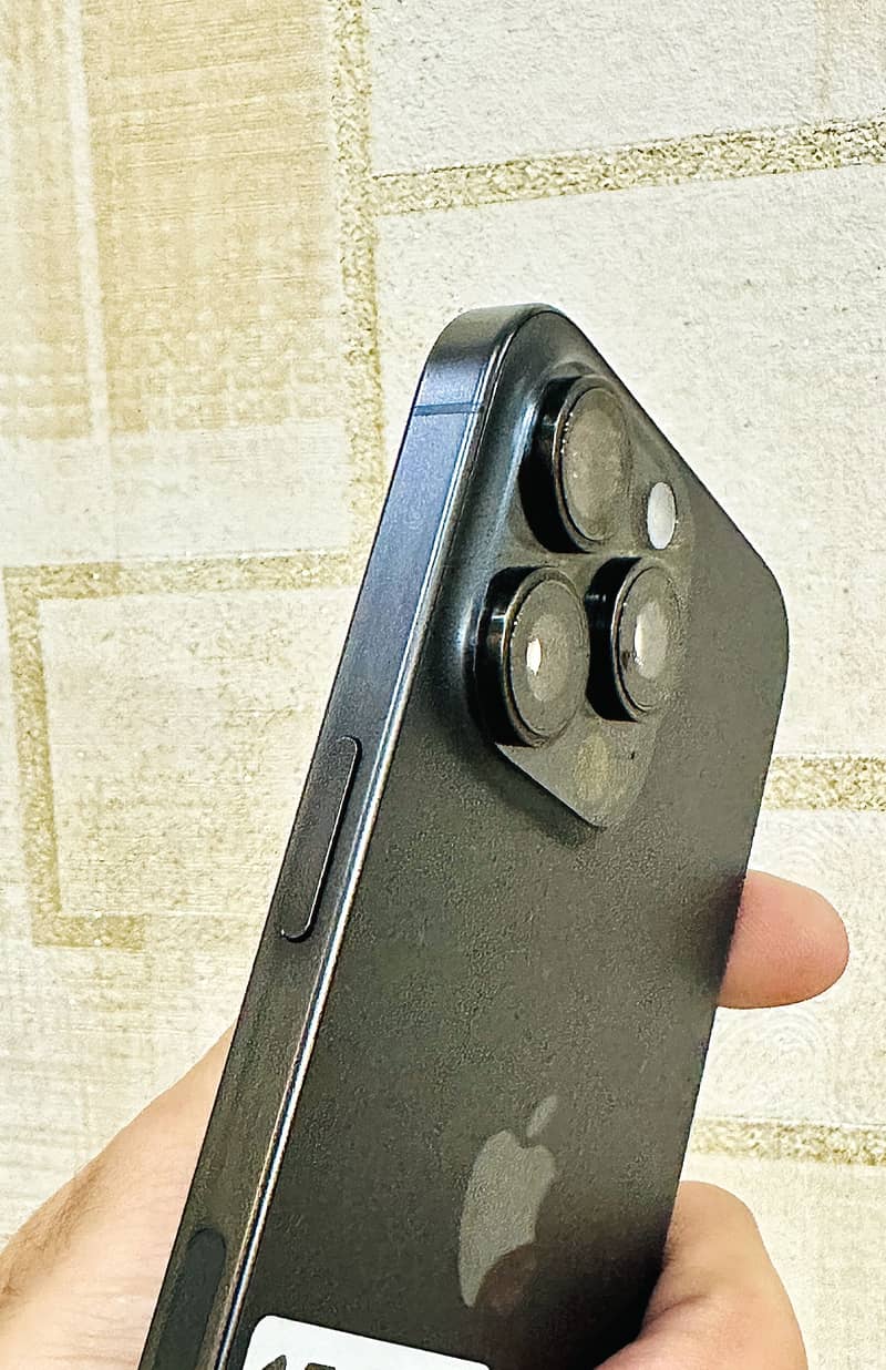 Apple iPhone 15 Pro Max 4