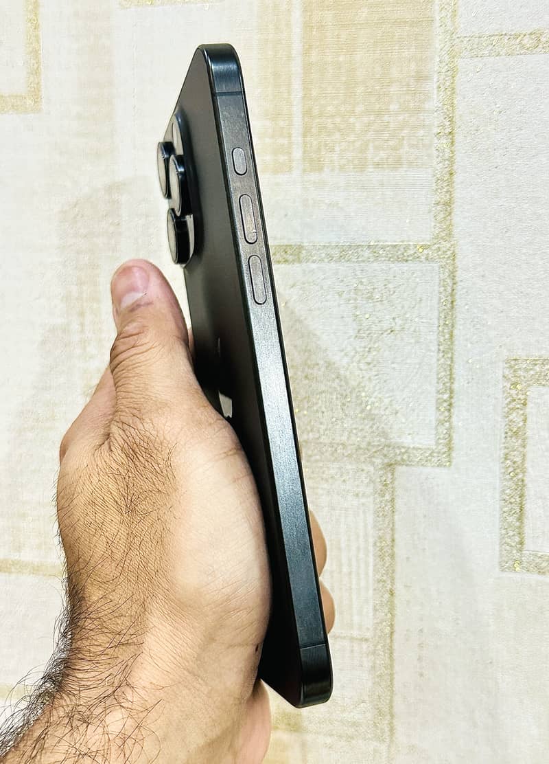 Apple iPhone 15 Pro Max 6